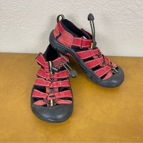 Keen Newport H2 (Ribbon Red/Gargoyle) Waterproof Kid's Shoe Size 2 - Picture 1 of 11